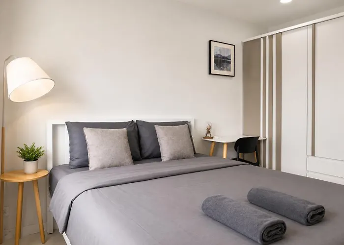 High-rise 2br 2bath Near Bts Family Apartment *