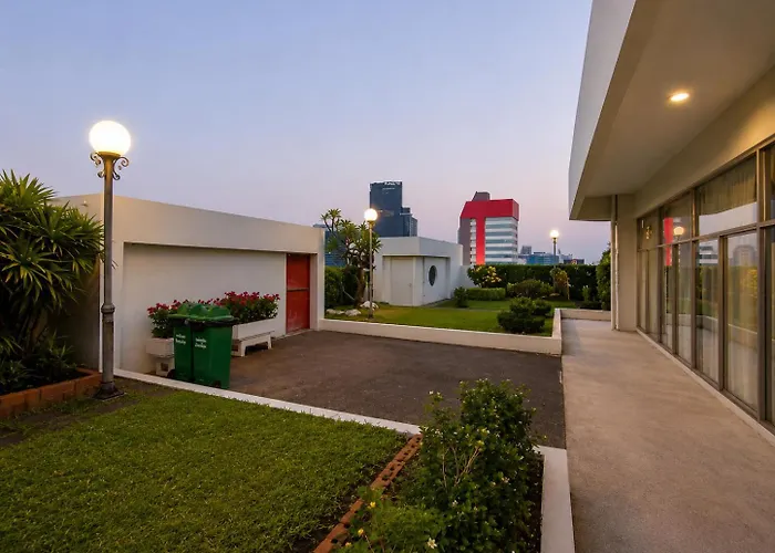 Apartment High-rise 2br 2bath Near Bts Family Bangkok
